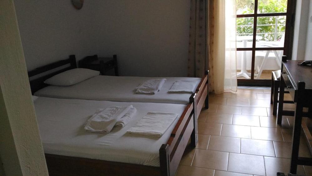 Hotel Aghas Paleochora Buitenkant foto